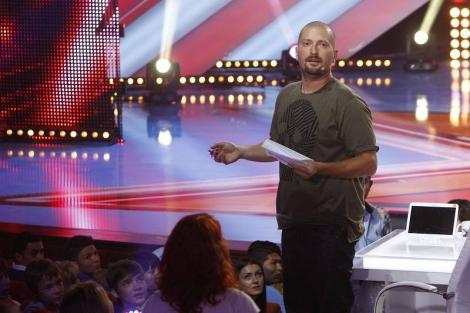 VIDEO! Cheloo a lansat piesa "Pe alta frecventa" (atentie, continut explicit!). Diseara, il puteti urmari la X Factor, de la 20.30!