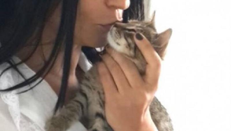 Andreea Marin, asa cum nu ai mai vazut-o: nemachiata si sarutand o pisica!