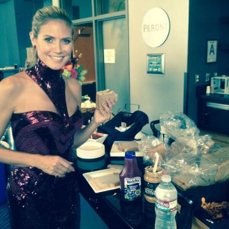 Foamea nu-i da pace: Heidi Klum a fugit de la Premiile Emmy sa-si prepare o gustare