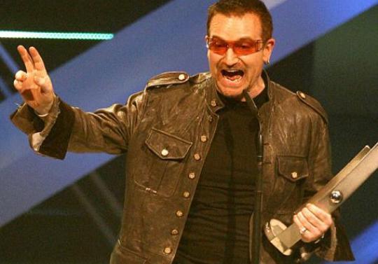 "Make Bono history!" NU e exercitiu de imaginatie, e realitate: Solistul trupei U2, alergat de anarhistii nemti