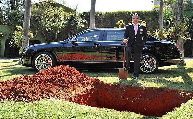 Si-a ingropat Bentley-ul pentru a indemna oamenii sa doneze organe