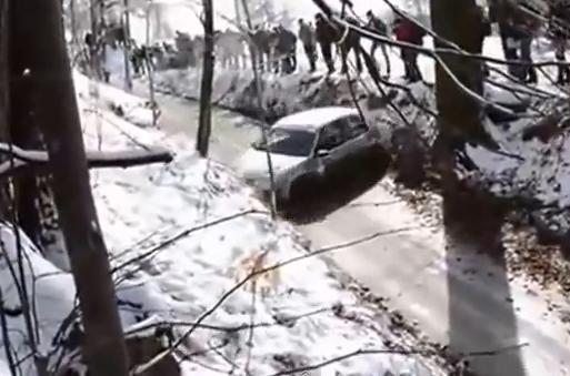 VIDEO: Ai fi pariat ca urmeaza un accident! Din derapaj, cel mai frumos viraj