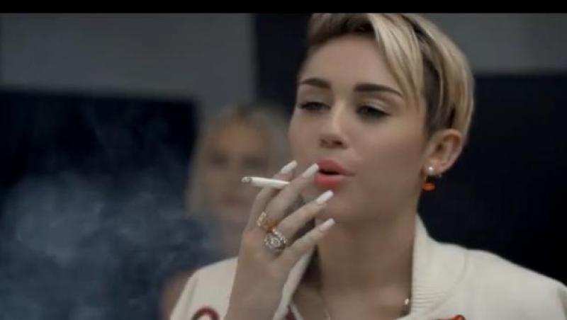 VIDEO! Miley Cyrus s-a apucat de rap si de fumat