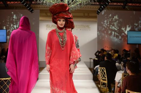 FOTO! Primul festival de moda islamica, organizat la Paris