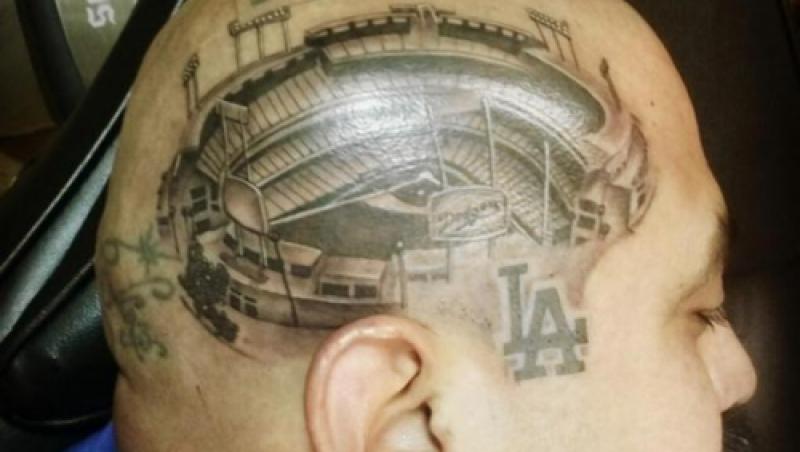 Un american si-a tatuat pe cap stadionul echipei favorite de baseball!