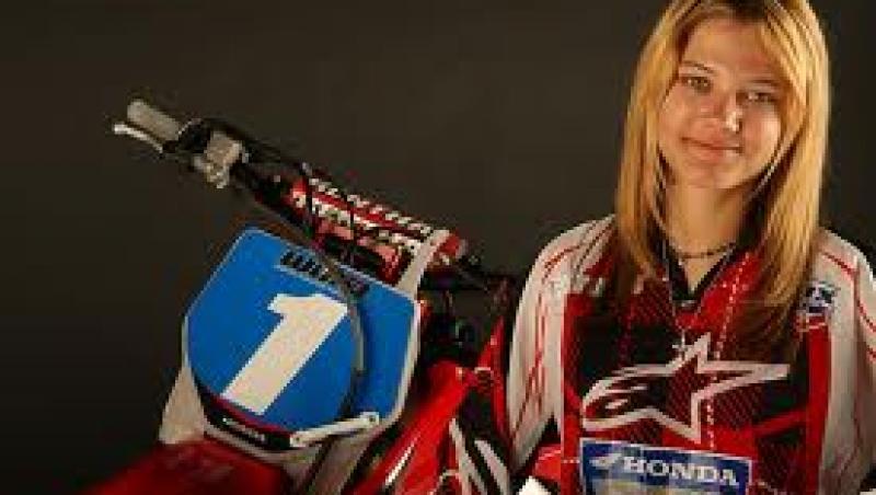 Este campioana, desi NU AUDE! Povestea lui Ashley Fiolek, tanara care iubeste motocross-ul