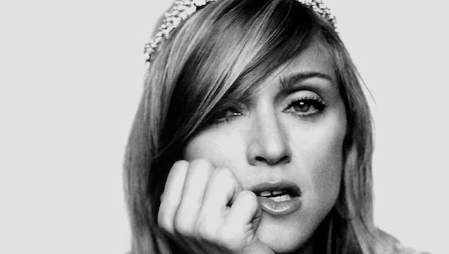 Madonna citeste carti pentru copii