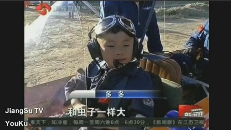 Avion cu motor, ia-ma si pe mine-n zbor: Un baietel de cinci ani, cel mai tanar pilot din lume