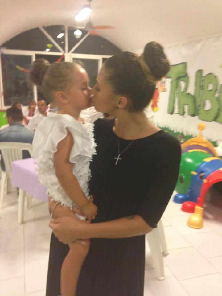 Antonia a pupat-o pe gura pe fiica sa, iar fanii s-au revoltat la maximum