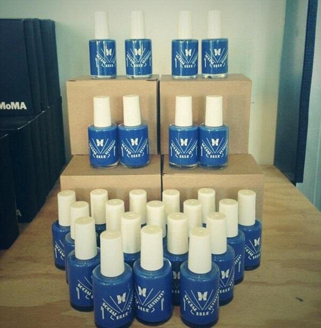 Bizar: Facebook isi rasplateste fanele cu o linie de... lacuri de unghii