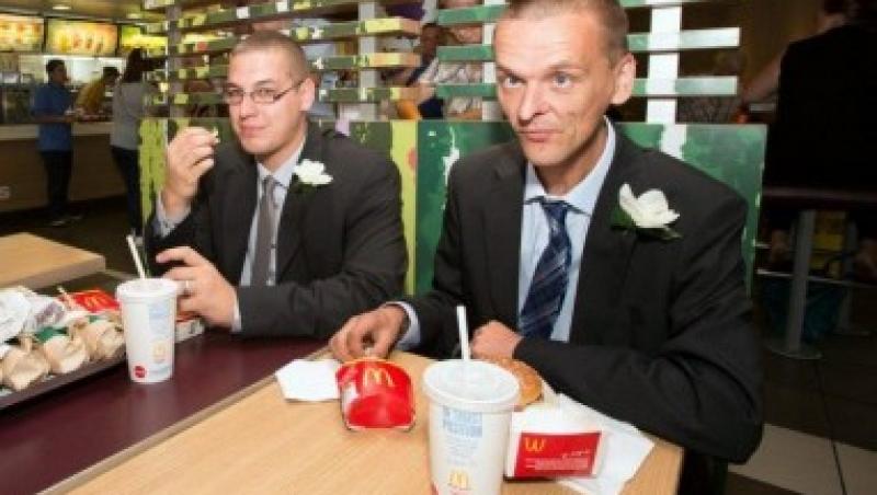 Nunta mare la McDonald's! Doi tineri au petrecut de zor la... fast-food