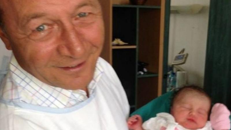  Elena Basescu si fiica ei au parasit Spitalul Universitar. EBA le-a facut cunostinta celor prezenti cu Sofia Anais