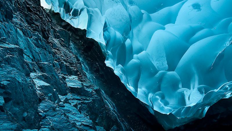 FOTO! Ireal: Ce se ascunde sub un ghetar de 19 metri lungime din Alaska