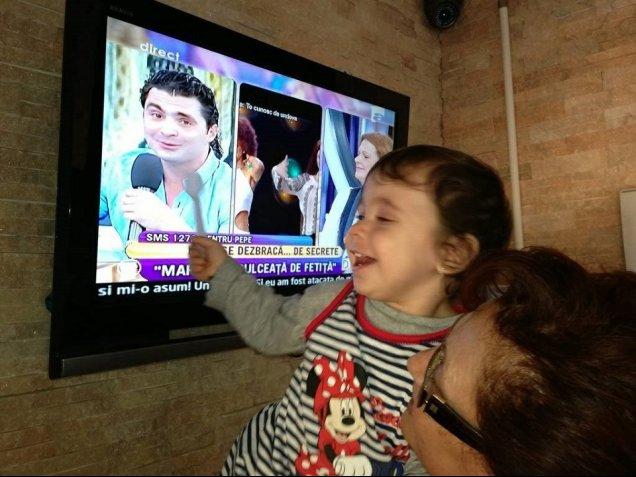 Iata-l pe "Papa" la televizor! Pepe e atent supravegheat de micuta lui atunci cand apare pe ecran