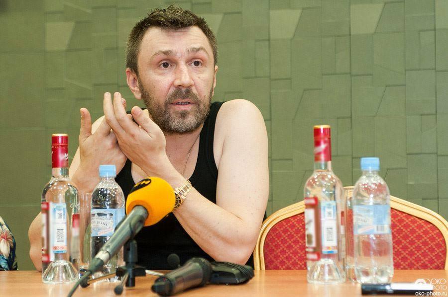 Așa se face o conferință de presă &icirc;n Rusia: &icirc;n maieu, cu ceas auriu pe &icirc;ncheietură și votcă pe masă