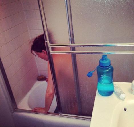 FOTO: Inconştienţă sau curaj? A născut în baie, în timp ce punea poze pe Facebook