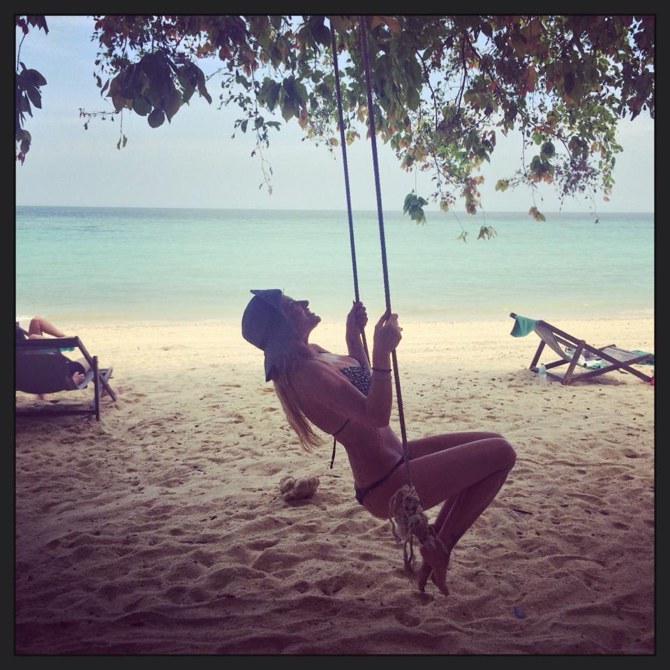 Delia, prea sexy, prea ca &icirc;n Thailanda: leagăn, soare, nisip, relaxare, vacanță!