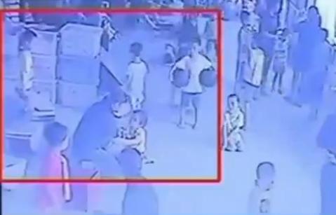 IMAGINI ȘOCANTE, &icirc;ntr-o grădiniță din China! O educatoare a bătut crunt o fetiță de patru ani!