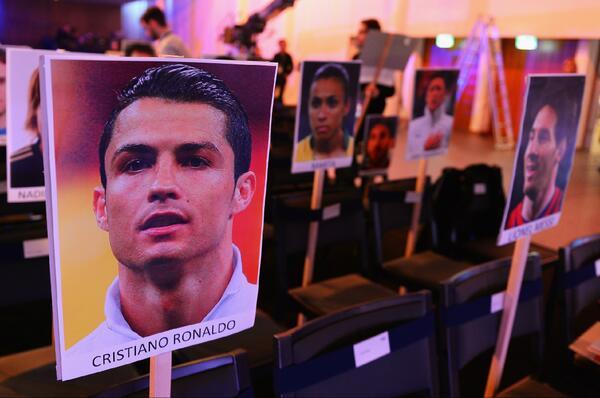 FOTO: Cristiano Ronaldo şi Lionel Messi vor sta unul l&acirc;ngă altul la gala Balonului de Aur 2013