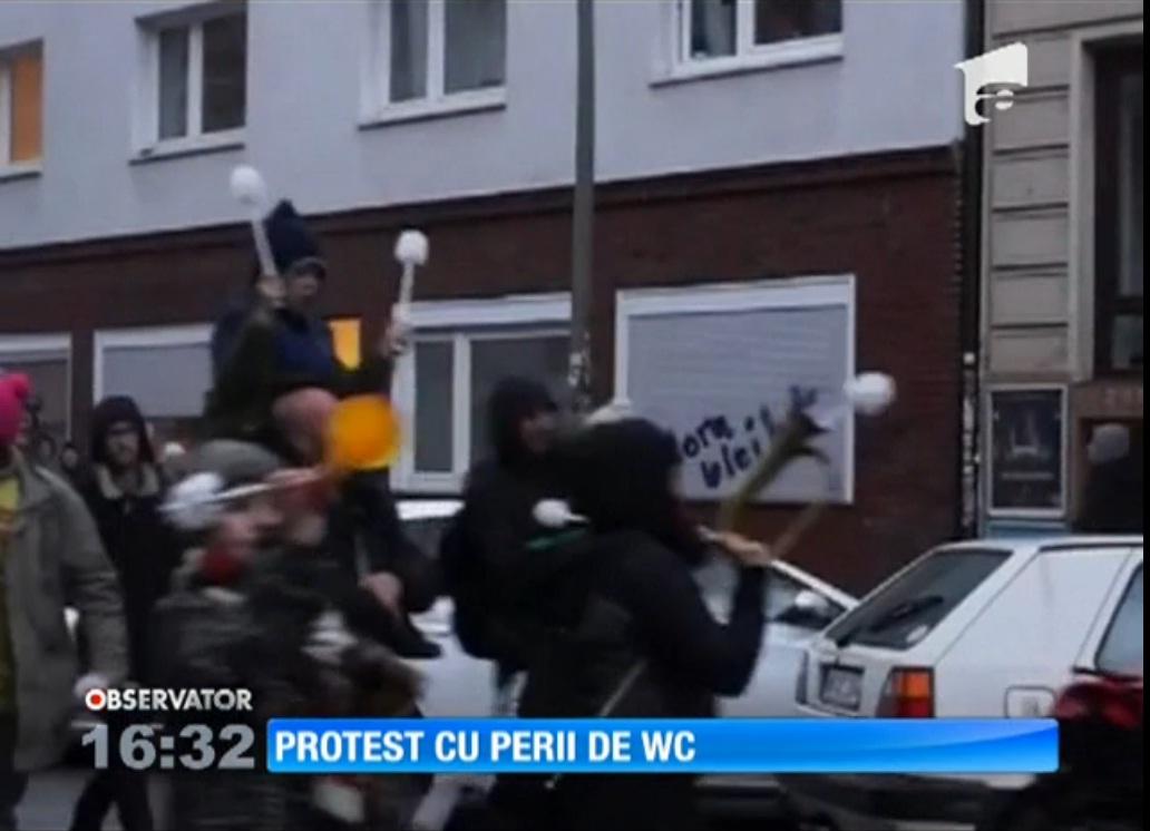 Protest inedit, cu perii de WC