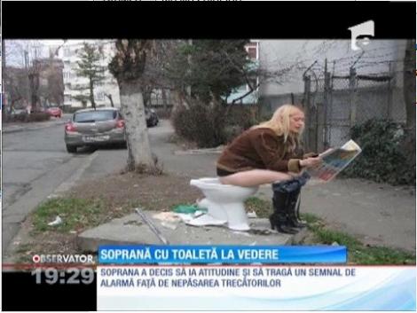 O soprană din Timișoara a făcut o sedință foto pe toaletă, în stradă