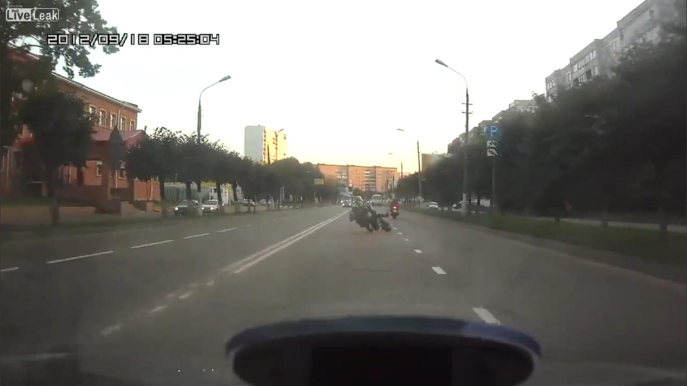 VIDEO: Atenție, teribilismul face victime. Un motociclist a vrut să facă acrobații, dar a sf&acirc;rșit &icirc;ntins pe asfalt!