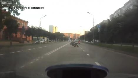 VIDEO: Atenție, teribilismul face victime. Un motociclist a vrut să facă acrobații, dar a sfârșit întins pe asfalt!