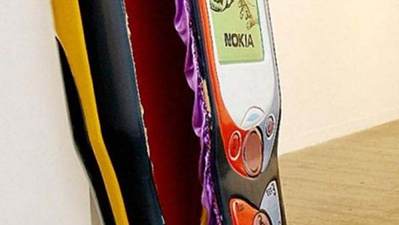 FOTO: Un pantof, o sticlă de suc sau un telefon mobil! Cele mai ciudate sicrie din lume