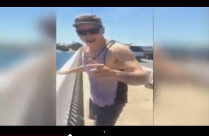 Cel mai bizar joc pentru băutorii de bere! Cum bea bărbatul ăsta alcool din WC