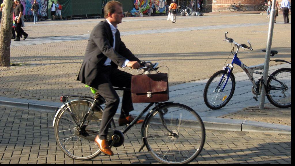 Un cascador din Statele Unite a găsit un loc mai puţin obişnuit pentru a se antrena cu bicicleta