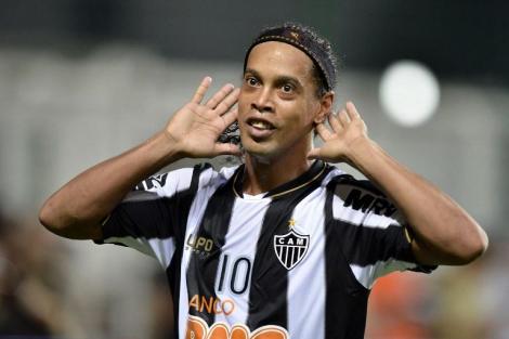 FOTO: Ronaldinho rămâne mai tare ca Messi şi CR7! Brazilianul şi-a prezentat "baloanele de aur"