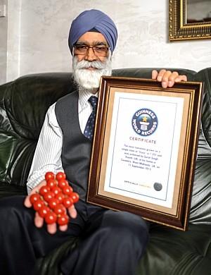 Aşa ceva n-aţi mai auzit! Cum să scoţi 1.355 de roşii dintr-un răsad