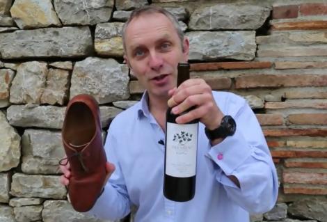 Pontul zilei: Cum desfacem o sticlă cu vin, cand n-avem tirbușon? Cu pantoful!