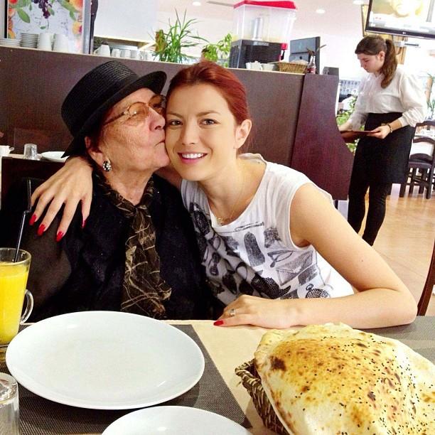 Elena Gheorghe, o fată model! C&acirc;ntăreaţa &icirc;şi face timp pentru o ieşire cu bunica