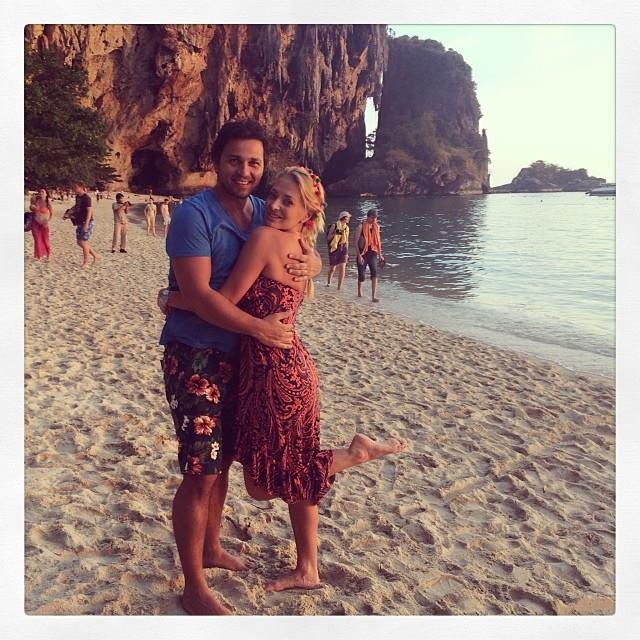 C&acirc;tă tandreţe, c&acirc;tă iubire! O vedetă autohotnă str&acirc;nsă-n braţe de un bărbat puternic!