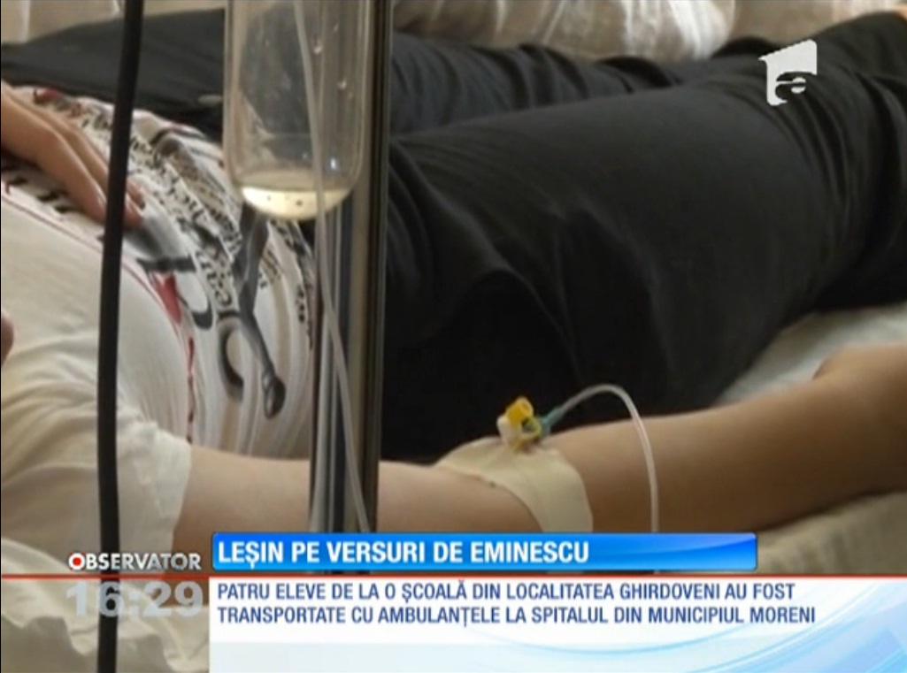 Eminescu face victime: Două eleve au leșinat &icirc;n timpul unui simpozion dedicat poetului