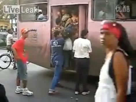 VIDEO fabulos! Cubanezii circulă ca sardelele în autobuz