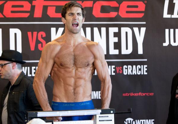 Luke Rockhold a oferit knockoutul serii &icirc;n UFC Fight Night
