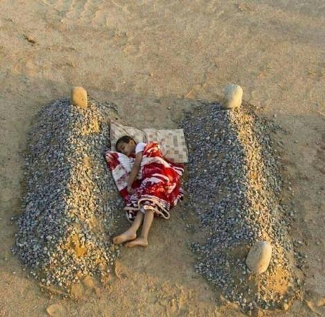 Un copil doarme între părinții săi. Alepo. Siria
