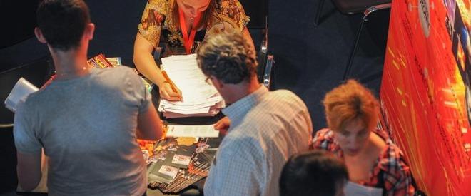 LOCURI de munca. Vodafone si Orange fac recrutari in Romania la inceput de 2014