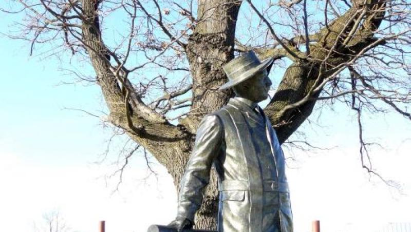 Statuia lui Dalles  din parcul de la Bucşani