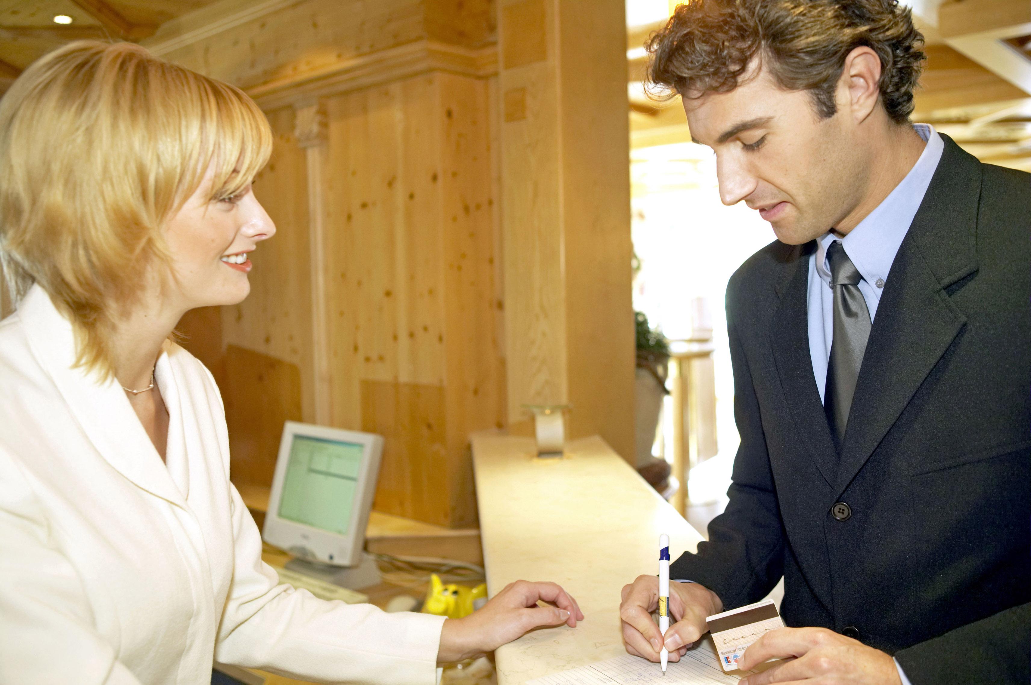 C&acirc;ţi bani &icirc;ţi "ciupeşte" banca din cont de fiecare dată c&acirc;nd introduci cardul &icirc;n ATM