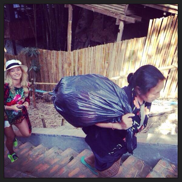 Delia, aventuri de vacanță: Ce o avea doamna &icirc;n sac?