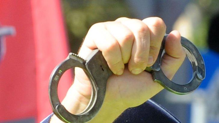 Cel mai prost hoţ din istorie! A adormit &icirc;n timp ce ameninţa casiera cu cuţitul