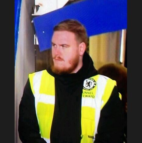 Imaginea ce le-a dat fiori fanilor lui United! Un steward care semăna cu Rooney şi-a făcut apariţia la derby-ul Angliei