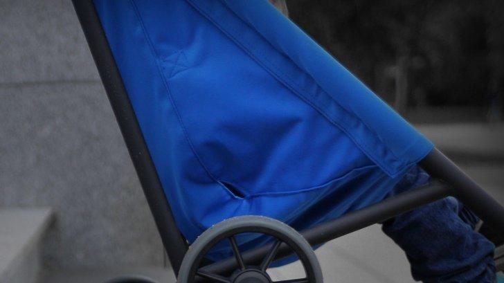 Veste bună pentru mămici. A fost inventat căruţul care coboară singur scările!