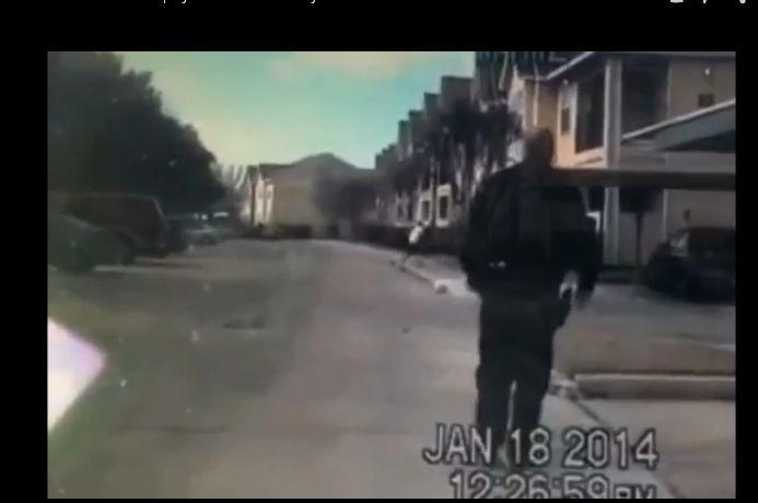 El este poliţistul care joacă fotbal american &icirc;n timpul serviciului!