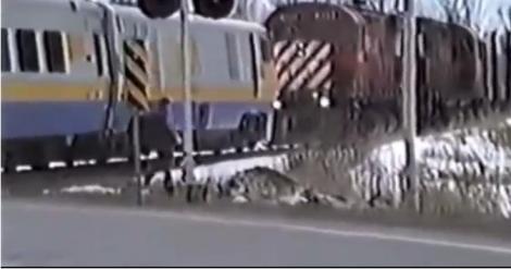 VIDEO! Salvare în ultima clipă: S-a aruncat din locomotivă înaintea impactului cu alt tren