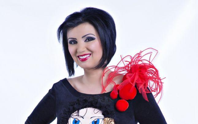 FOTO! Adriana Bahmuţeanu, o elevă premiantă: Aşa arăta vedeta pe vremea c&acirc;nd era şcolăriţă!