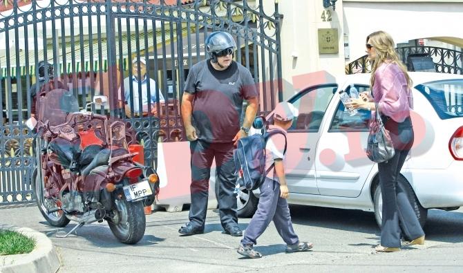 Iată cum aveau grijă Romanița și Adrian de fiul lor Albert